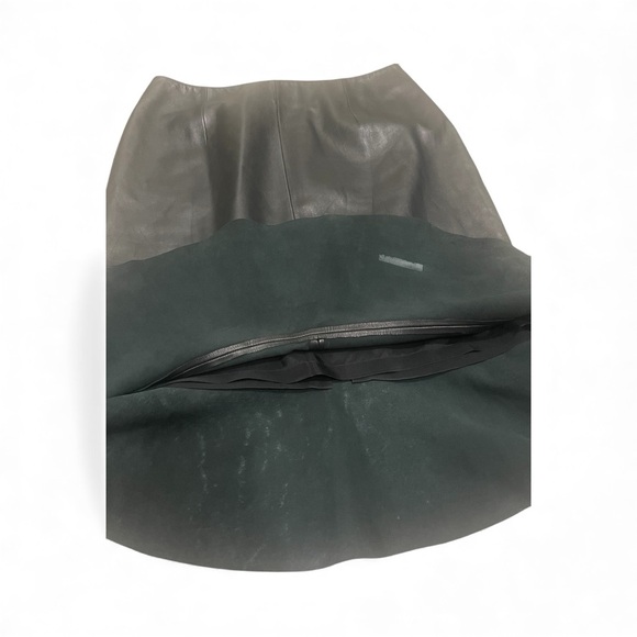 Colette Mordo Elegant Black Midi Skirt with Flared Hem - Picture 4 of 5